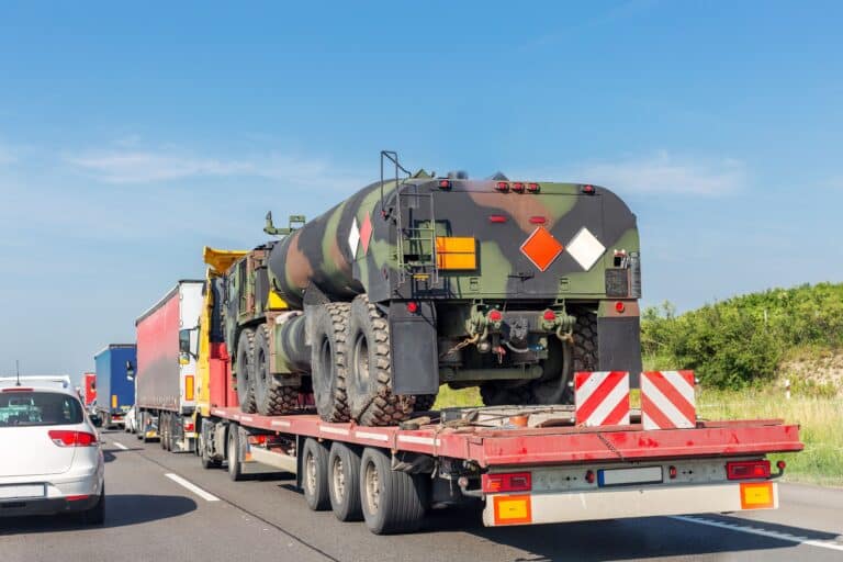 Remorquage poids lourd camion citerne sur autoroute 1