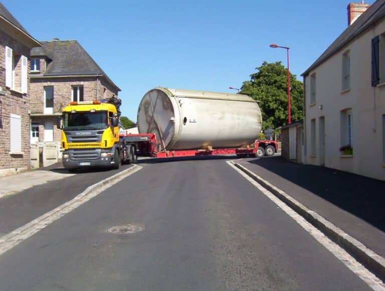 Transport exceptionnel de réservoir cylindrique en Bretagne 1
